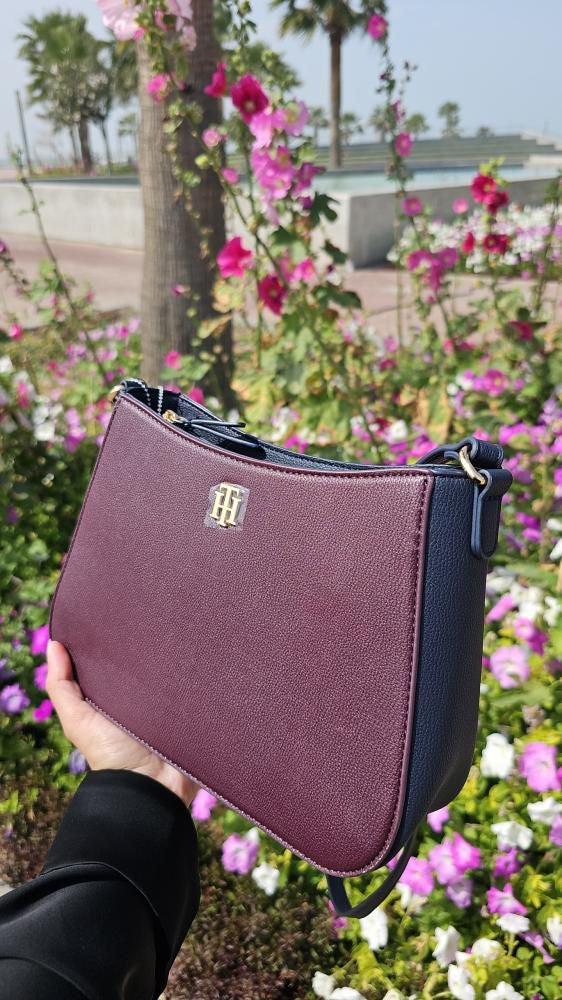 Tommy Hilfiger handbag with a detachable strap in Bugundy