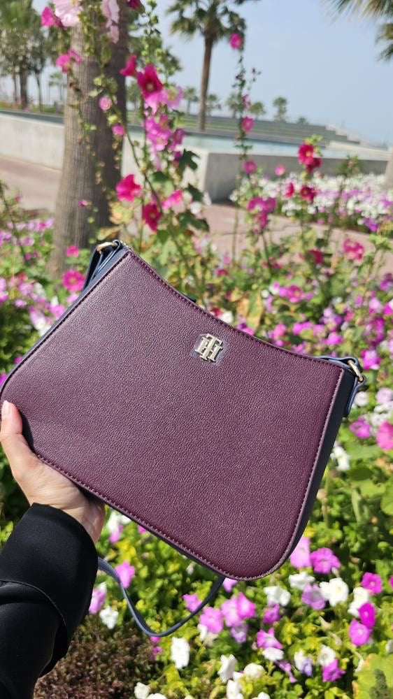 Tommy Hilfiger handbag with a detachable strap in Bugundy